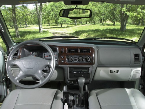Характеристики автомобиля Mitsubishi Montero Sport 3.0 AT 2WD ES (01.2002 - 10.2005): фото, вместимость, скорость, двигатель, топливо, масса, отзывы