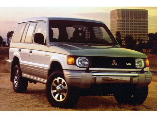 Характеристики автомобиля Mitsubishi Montero 3.0 MT RS (01.1991 - 07.1999): фото, вместимость, скорость, двигатель, топливо, масса, отзывы