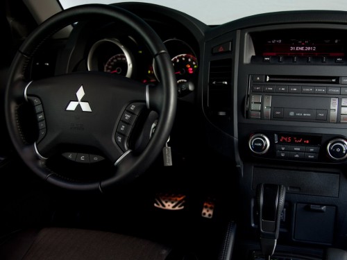 Характеристики автомобиля Mitsubishi Montero 3.2 DI-D AT (10.2011 - 01.2014): фото, вместимость, скорость, двигатель, топливо, масса, отзывы