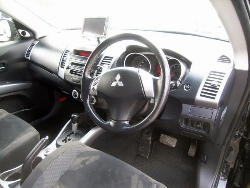 Характеристики автомобиля Mitsubishi Outlander 2.0 20E (01.2010 - 08.2010): фото, вместимость, скорость, двигатель, топливо, масса, отзывы