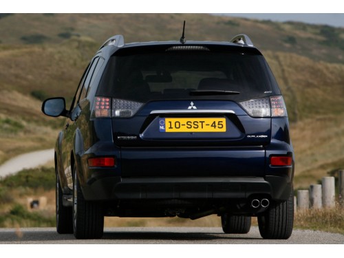 Характеристики автомобиля Mitsubishi Outlander 2.0 MIVEC MT 2WD (01.2010 - 09.2011): фото, вместимость, скорость, двигатель, топливо, масса, отзывы