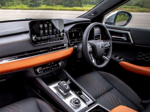 Характеристики автомобиля Mitsubishi Outlander PHEV 2.4 G (7-Seater) 4WD (12.2021 - н.в.): фото, вместимость, скорость, двигатель, топливо, масса, отзывы