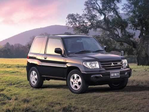 Характеристики автомобиля Mitsubishi Pajero iO 2.0 ZR (06.2000 - 08.2002): фото, вместимость, скорость, двигатель, топливо, масса, отзывы