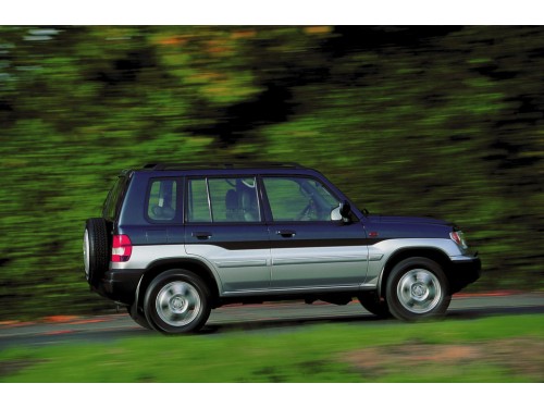 Характеристики автомобиля Mitsubishi Pajero Pinin 1.8 MPI AT (11.2001 - 08.2005): фото, вместимость, скорость, двигатель, топливо, масса, отзывы