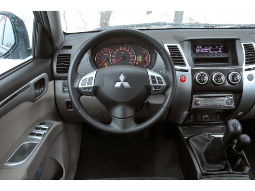 Характеристики автомобиля Mitsubishi Pajero Sport 3.0 AT Intense (02.2012 - 09.2013): фото, вместимость, скорость, двигатель, топливо, масса, отзывы