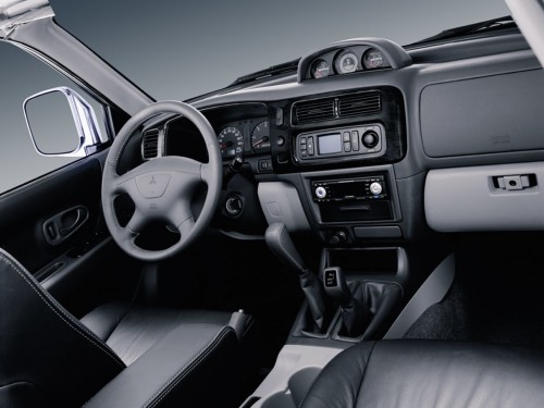 Характеристики автомобиля Mitsubishi Pajero Sport 3.0 AT Intense (09.2004 - 08.2008): фото, вместимость, скорость, двигатель, топливо, масса, отзывы