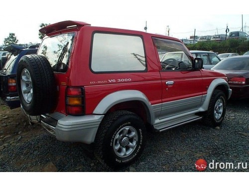 Характеристики автомобиля Mitsubishi Pajero 2.4 Rookie SR-II short (05.1996 - 04.1997): фото, вместимость, скорость, двигатель, топливо, масса, отзывы