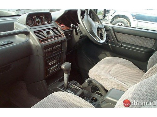 Характеристики автомобиля Mitsubishi Pajero 2.5DT XE short (07.1993 - 04.1997): фото, вместимость, скорость, двигатель, топливо, масса, отзывы