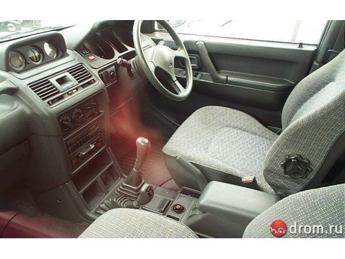 Характеристики автомобиля Mitsubishi Pajero 2.5DT XG short (08.1994 - 07.1995): фото, вместимость, скорость, двигатель, топливо, масса, отзывы