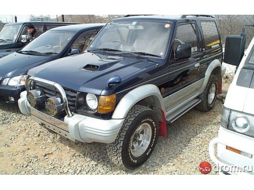 Характеристики автомобиля Mitsubishi Pajero 2.4 Rookie SR-I short (05.1996 - 04.1997): фото, вместимость, скорость, двигатель, топливо, масса, отзывы