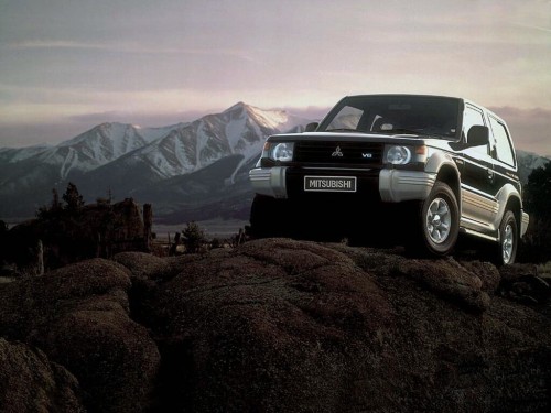 Характеристики автомобиля Mitsubishi Pajero 2.5 TD AT GLX (01.1991 - 04.1997): фото, вместимость, скорость, двигатель, топливо, масса, отзывы