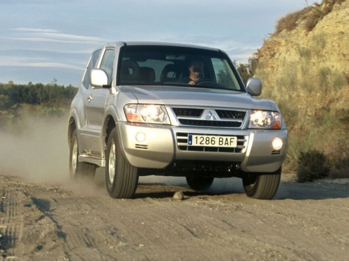 Характеристики автомобиля Mitsubishi Pajero 3.0 AT 4WD (05.2003 - 07.2006): фото, вместимость, скорость, двигатель, топливо, масса, отзывы
