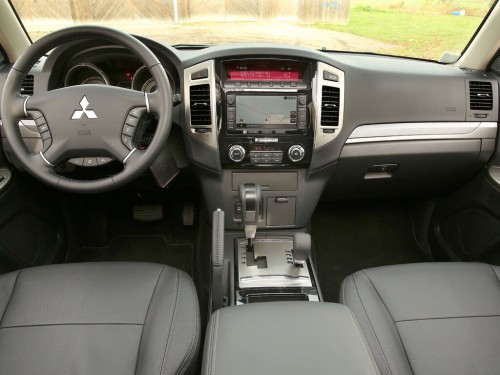 Характеристики автомобиля Mitsubishi Pajero 3.8 V6 AT GLS (08.2014 - 01.2019): фото, вместимость, скорость, двигатель, топливо, масса, отзывы