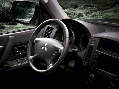 Характеристики автомобиля Mitsubishi Pajero 3.0 AT Ultimate (09.2011 - 08.2014): фото, вместимость, скорость, двигатель, топливо, масса, отзывы