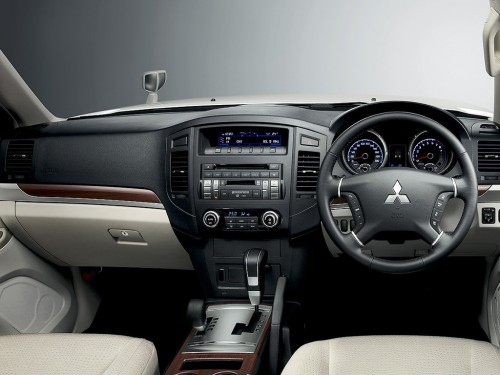 Характеристики автомобиля Mitsubishi Pajero 3.0 long exceed 4WD (10.2007 - 09.2008): фото, вместимость, скорость, двигатель, топливо, масса, отзывы