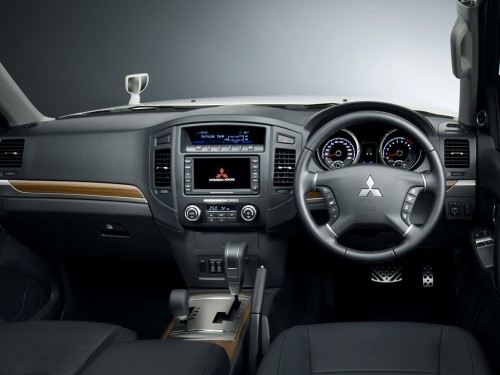 Характеристики автомобиля Mitsubishi Pajero 3.0 long exceed 4WD (10.2007 - 09.2008): фото, вместимость, скорость, двигатель, топливо, масса, отзывы