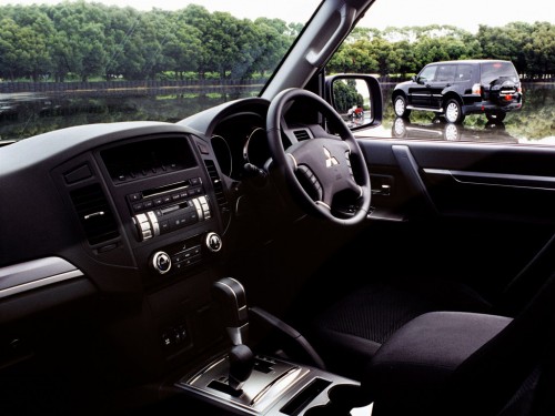 Характеристики автомобиля Mitsubishi Pajero 3.0 long exceed premium edition 4WD (06.2007 - 09.2007): фото, вместимость, скорость, двигатель, топливо, масса, отзывы