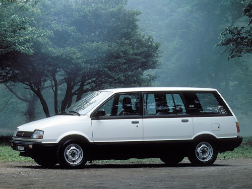 Характеристики автомобиля Mitsubishi Space Wagon 2.0 MT GLXi (04.1985 - 09.1991): фото, вместимость, скорость, двигатель, топливо, масса, отзывы
