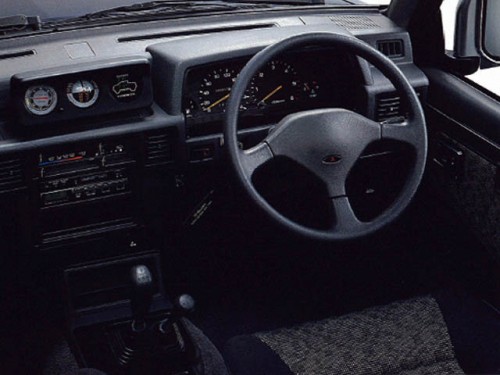 Характеристики автомобиля Mitsubishi Strada 2.5DT S (10.1993 - 05.1997): фото, вместимость, скорость, двигатель, топливо, масса, отзывы