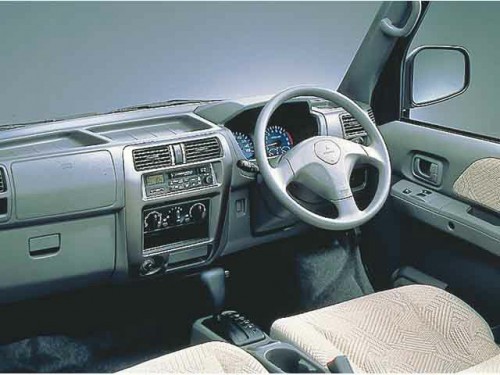 Характеристики автомобиля Mitsubishi Town Box Wide 1.1 (06.1999 - 11.2000): фото, вместимость, скорость, двигатель, топливо, масса, отзывы