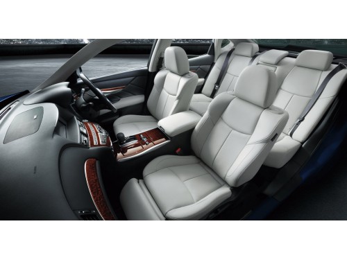 Характеристики автомобиля Nissan Fuga 2.5 250VIP (02.2015 - 11.2015): фото, вместимость, скорость, двигатель, топливо, масса, отзывы