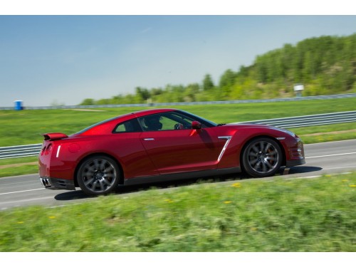 Характеристики автомобиля Nissan GT-R 3.8 AMT Black Edition (03.2014 - 09.2016): фото, вместимость, скорость, двигатель, топливо, масса, отзывы