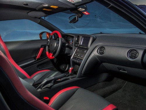 Характеристики автомобиля Nissan GT-R 3.8 AMT Black Edition (03.2014 - 09.2016): фото, вместимость, скорость, двигатель, топливо, масса, отзывы