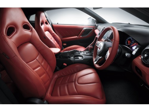 Характеристики автомобиля Nissan GT-R 3.8 Pure Edition 4WD (07.2016 - 10.2017): фото, вместимость, скорость, двигатель, топливо, масса, отзывы