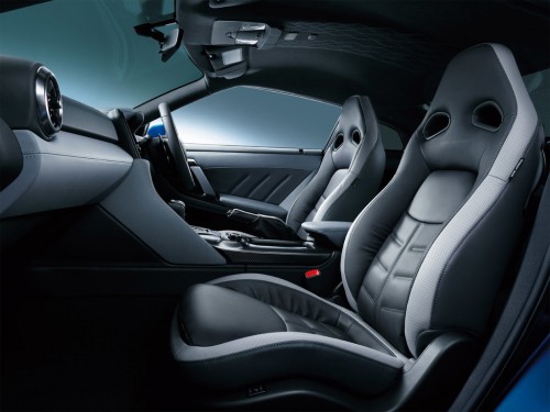 Характеристики автомобиля Nissan GT-R 3.8 GT-R 50th Anniversary 4WD (06.2019 - 03.2020): фото, вместимость, скорость, двигатель, топливо, масса, отзывы