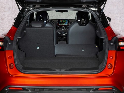 Характеристики автомобиля Nissan Juke 1.0 DIG-T AMT Visia (09.2019 - 11.2020): фото, вместимость, скорость, двигатель, топливо, масса, отзывы