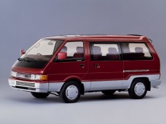 Nissan Largo 2.0 Coach Exclusive saloon (01.1992 - 04.1993)