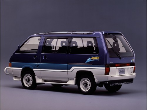 Характеристики автомобиля Nissan Largo 2.0 Coach Exclusive saloon (01.1992 - 04.1993): фото, вместимость, скорость, двигатель, топливо, масса, отзывы