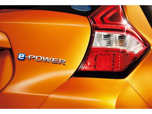 Характеристики автомобиля Nissan Note 1.2 e-POWER Medalist Black Arrow (09.2017 - 06.2018): фото, вместимость, скорость, двигатель, топливо, масса, отзывы