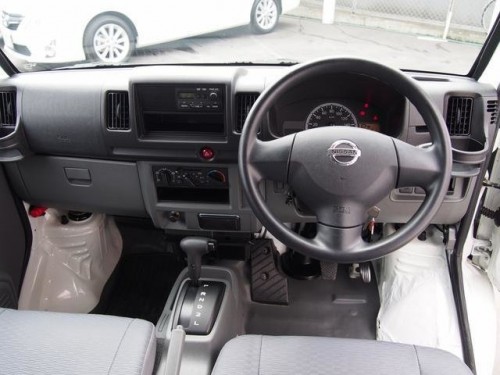Характеристики автомобиля Nissan NV100 Clipper 660 DX 4WD (01.2012 - 11.2013): фото, вместимость, скорость, двигатель, топливо, масса, отзывы