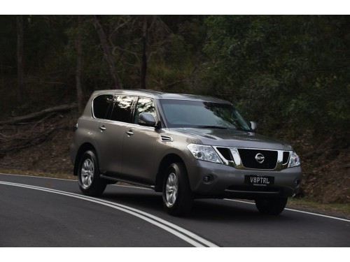Характеристики автомобиля Nissan Patrol 5.6 AT 4WD Base (02.2010 - 01.2014): фото, вместимость, скорость, двигатель, топливо, масса, отзывы