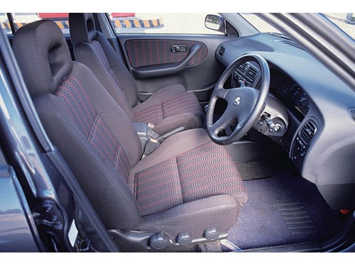 Характеристики автомобиля Nissan Primera 2.0 T4 (10.1991 - 08.1992): фото, вместимость, скорость, двигатель, топливо, масса, отзывы