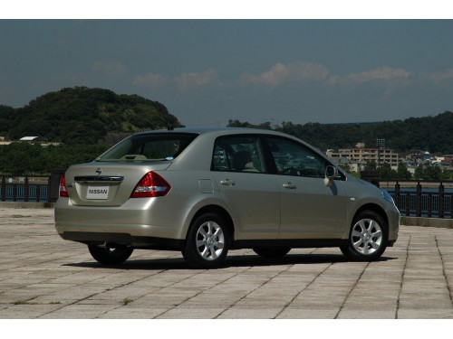 Характеристики автомобиля Nissan Tiida Latio 1.5 15G (10.2004 - 11.2005): фото, вместимость, скорость, двигатель, топливо, масса, отзывы