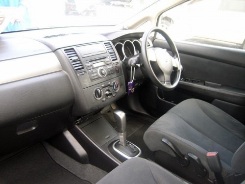 Характеристики автомобиля Nissan Tiida Latio 1.5 15G (12.2006 - 12.2007): фото, вместимость, скорость, двигатель, топливо, масса, отзывы