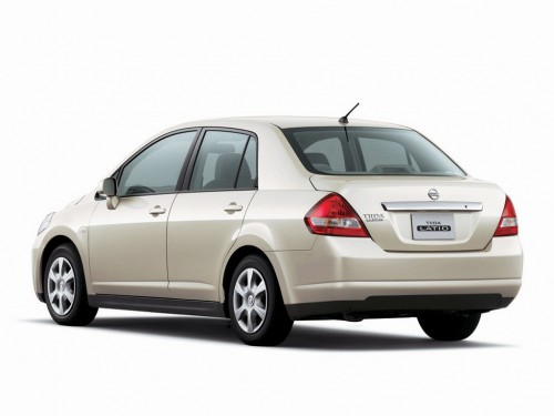 Характеристики автомобиля Nissan Tiida Latio 1.5 15M enchante rotating passenger seat (10.2008 - 04.2009): фото, вместимость, скорость, двигатель, топливо, масса, отзывы
