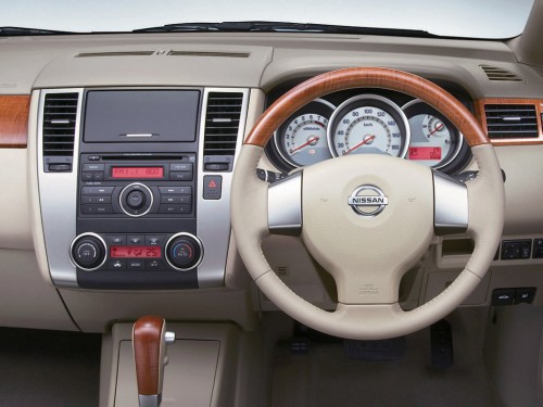 Характеристики автомобиля Nissan Tiida Latio 1.5 15M driving helper Autech drive gear type e 4WD (01.2008 - 09.2008): фото, вместимость, скорость, двигатель, топливо, масса, отзывы
