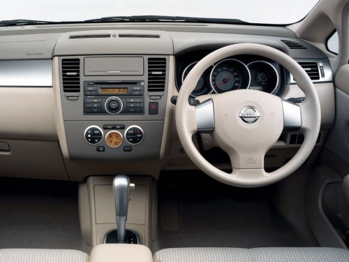 Характеристики автомобиля Nissan Tiida 1.5 15M (05.2009 - 07.2010): фото, вместимость, скорость, двигатель, топливо, масса, отзывы