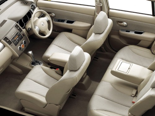 Характеристики автомобиля Nissan Tiida 1.5 15G (05.2009 - 07.2010): фото, вместимость, скорость, двигатель, топливо, масса, отзывы