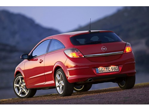 Характеристики автомобиля Opel Astra GTC 1.3CDTI Easytronic (04.2005 - 11.2006): фото, вместимость, скорость, двигатель, топливо, масса, отзывы