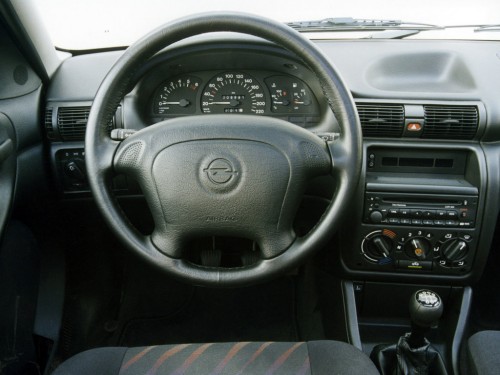 Характеристики автомобиля Opel Astra 1.4 16V MT GL (01.1996 - 06.1998): фото, вместимость, скорость, двигатель, топливо, масса, отзывы