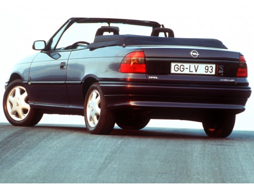 Характеристики автомобиля Opel Astra 1.8 16V MT (02.1996 - 07.2000): фото, вместимость, скорость, двигатель, топливо, масса, отзывы