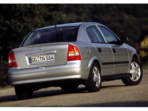 Характеристики автомобиля Opel Astra 2.2 MT Selection (09.2000 - 08.2002): фото, вместимость, скорость, двигатель, топливо, масса, отзывы