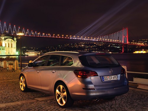 Характеристики автомобиля Opel Astra 1.4 MT Selection (11.2010 - 08.2012): фото, вместимость, скорость, двигатель, топливо, масса, отзывы
