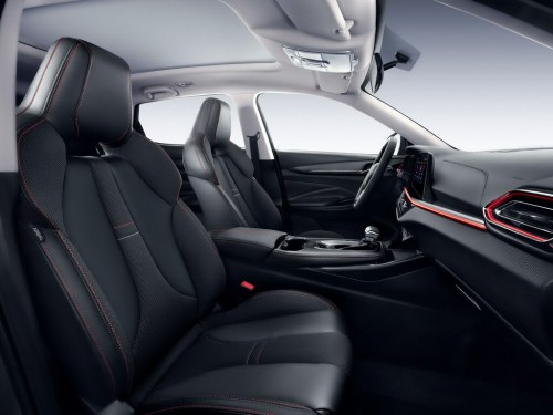 Характеристики автомобиля Oshan X5 1.5 AMT Premium (11.2020 - 11.2021): фото, вместимость, скорость, двигатель, топливо, масса, отзывы
