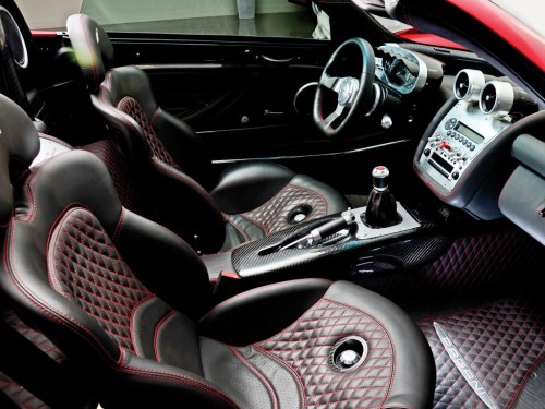 Характеристики автомобиля Pagani Zonda 7.3 MT C12 S 7.3 Roadster (01.2003 - 12.2003): фото, вместимость, скорость, двигатель, топливо, масса, отзывы