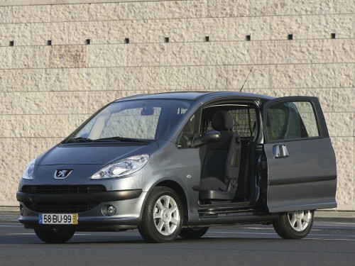 Характеристики автомобиля Peugeot 1007 1.4 MT Trendy (03.2005 - 09.2009): фото, вместимость, скорость, двигатель, топливо, масса, отзывы